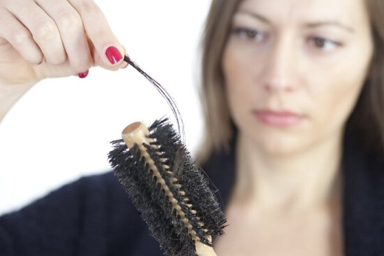 Thiếu kẽm khiến tóc dễ gãy rụng